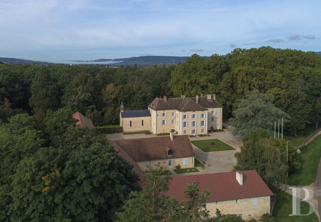 En Bourgogne, au sud de Beaune, un château affilié aux grands vignobles et à la permaculture - photo  n°1